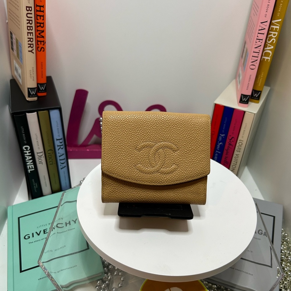 Chanel Pebbled Caviar Beige leather Compact Wallet - Good Condition